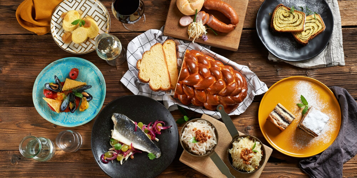 Stiliziran krožnik s hranili